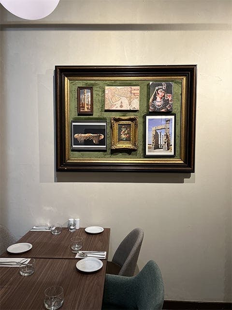 Beatiful decor with ancient frames and tables ready for customers