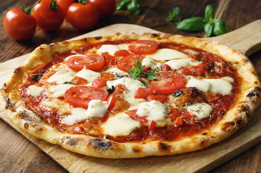 Indulge in a range of delectable pizzas from Royal Pizza. Savour the mouth-watering flavours and order now!