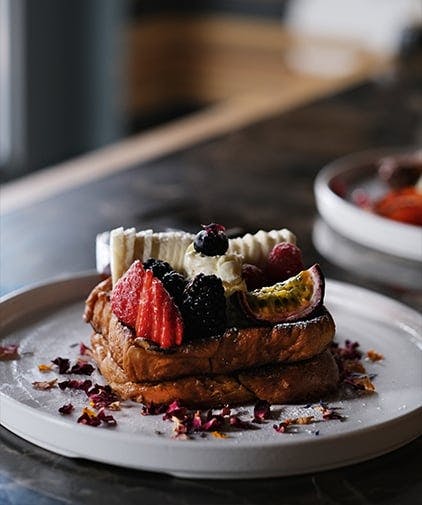 Bread with bananas, strawberries and blackberries (Brioche French Toast)