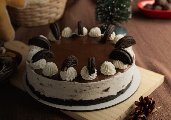 Order delicious cakes online from Cake and More (Addlestone)